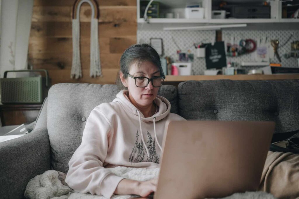 žena hledající na google